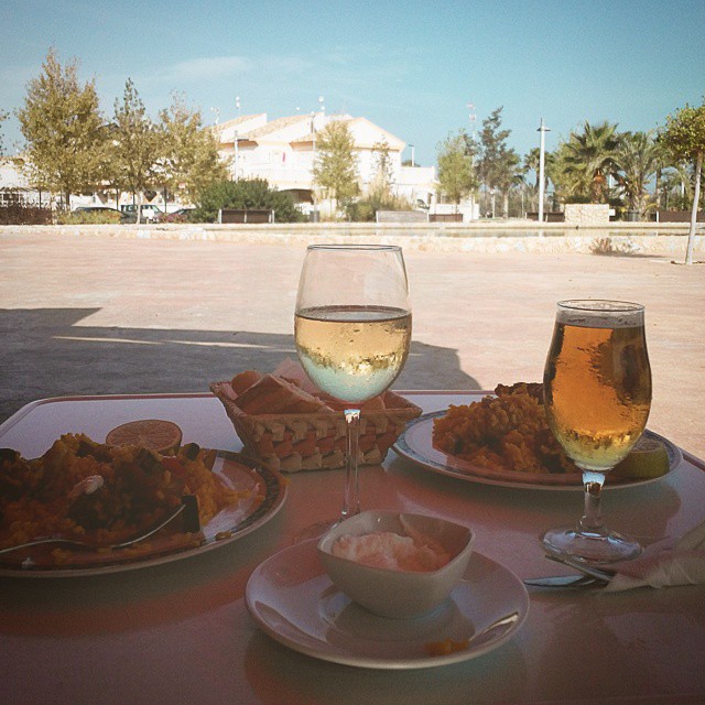 Paella, wine, beer, alioli sauce and bread. 