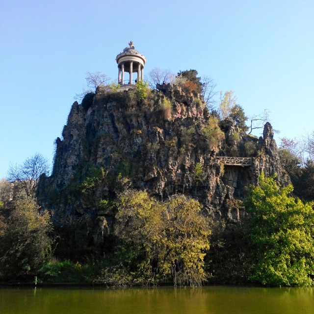 Parc des Buttes-Chaumont, Paris, France #parisfrance #paris #france #beautiful #love #parisjetaime #parisphoto #parismonamour #europe #city #igersfrance #topparisphoto #wanderlust #travel #parismaville #ig_france #parisian #parislove #cityscape #french #architecture #architectureporn #summer #park #nature #sky #vsco #vscocam #vscogrid #landscape