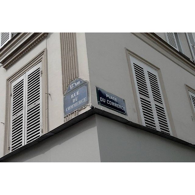 Window chatters, Rue du Commerce, Paris, France